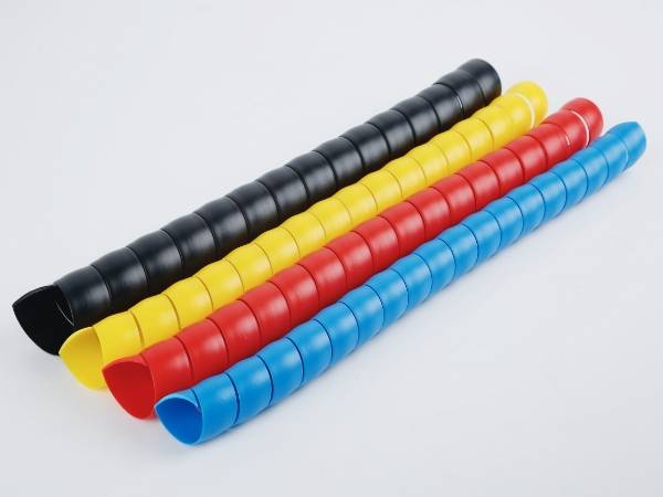 Cambered surface plastic spiral warp protectors in different sizes are displayed.