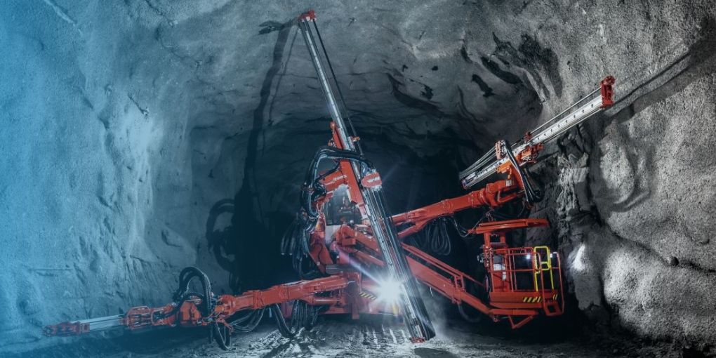 A drilling machine is working and it is equipped with SROCK-FLEX series hoses.