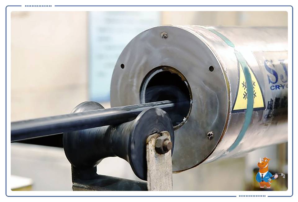 The machine is performing nitrogen frozen on inner rubber.