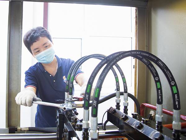 Our quality inspector is testing the performance of the hydraulic hose.